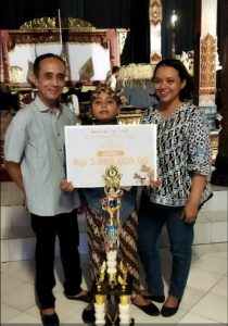 Ivo Bersama bapak dan Ibunya, menerima kejuaraan